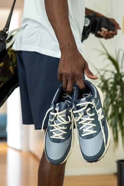 New Balance Life in Balance Sweatshirt i marinebl Kun hos ASOS